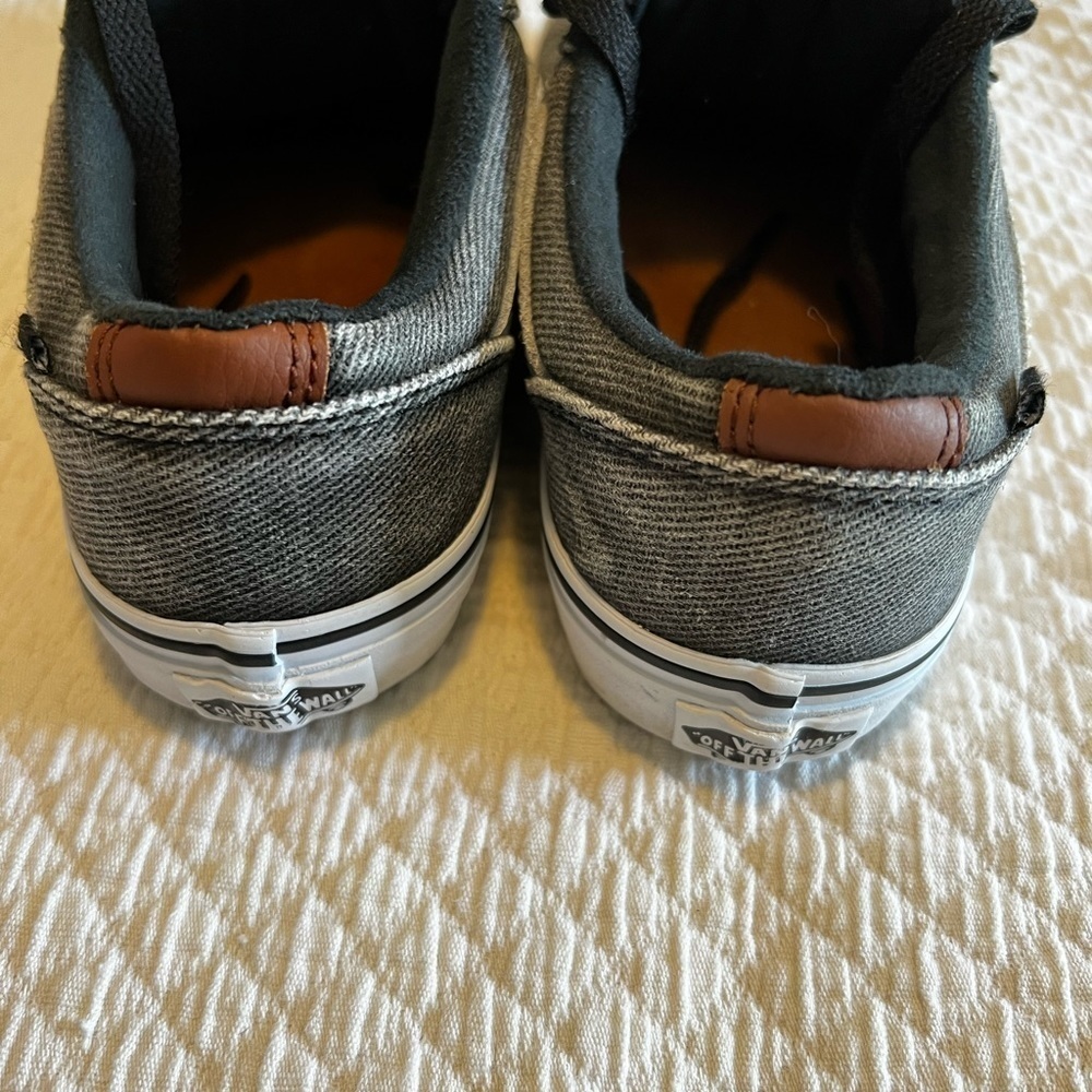 Vans in denim. Size 4 for kids. Like new condition. Stonewashed black. - Picture 5 of 7